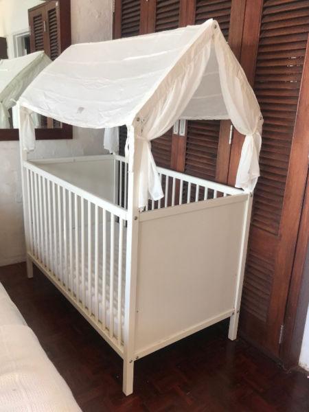 Stokke Home Cot bed with Stokke bed roof in white linen