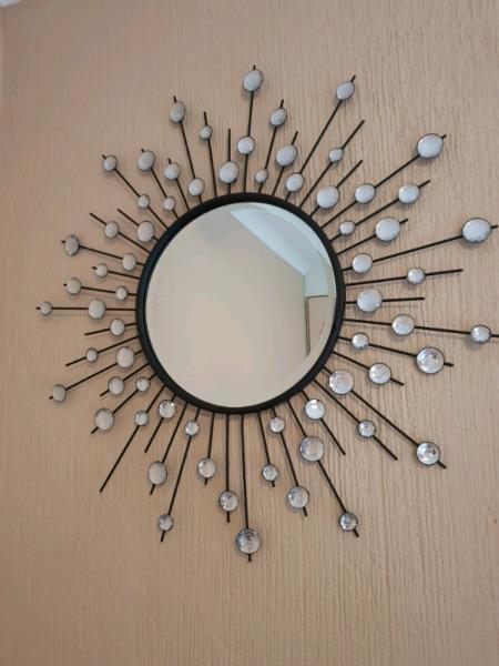 Medium-sized decorative wall mirror