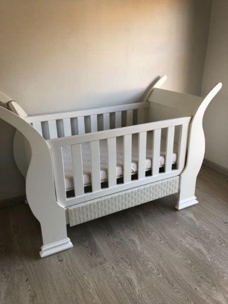 Almost new slay cot