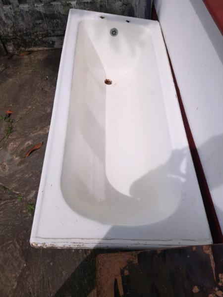 Cast iron bath tub in excellent condition for sale