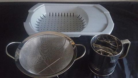 KITCHEN EQUIPMENT: TRIO OF SIEVES/SIFTERS/COLANDERS