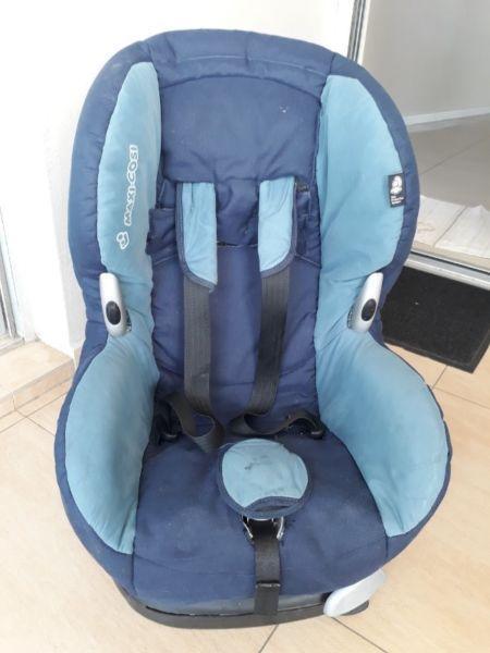 Maxi-Cosi car seat - good condition - R1,000 - double blue, tilts