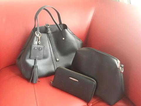 Brand new Classy 3 piece handbag set. Great expensive quality