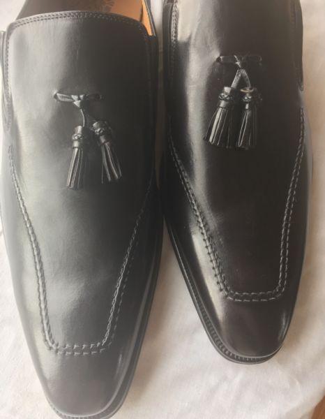 Men’s black Slip on with tassel trim 9.5/43.5