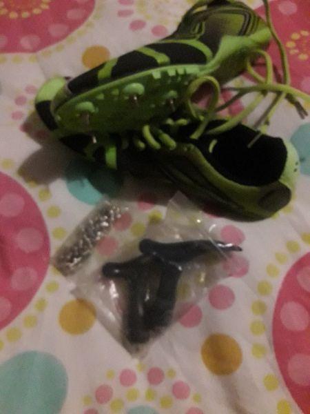Athletic running spikes