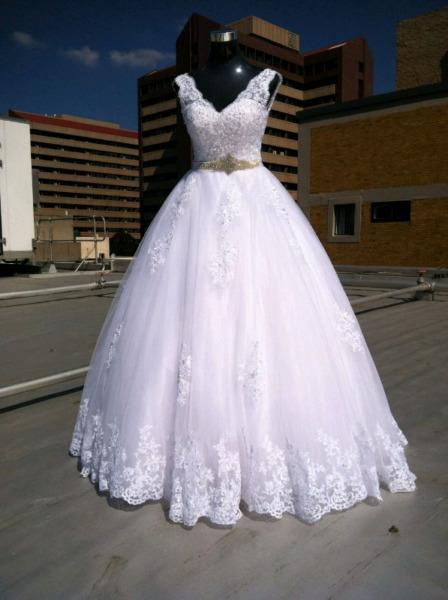 Lace Gowns For Hire On Discount R2500