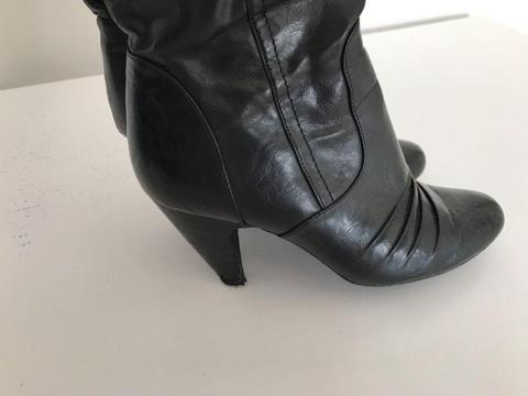 Black Pierre Cardin boots
