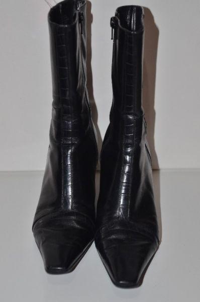 Gorgeous Nine West Leather Ankle Boots (Size 7)