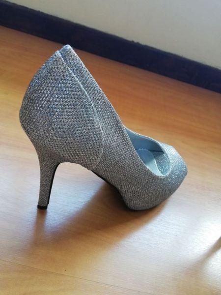 Women's size 6 evening shoes (will fit big size 5 as well)