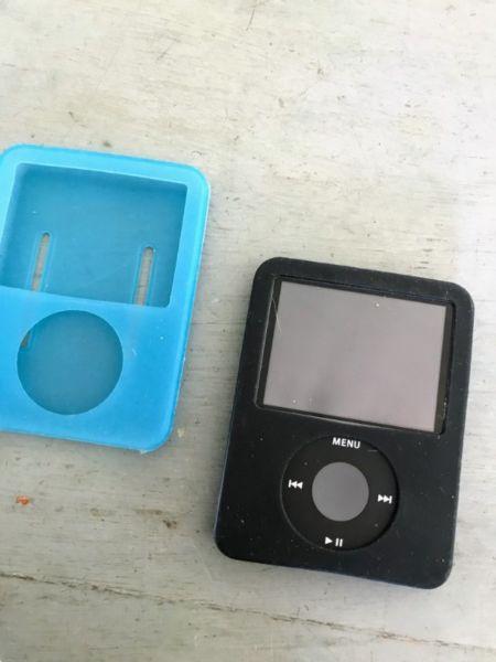 iPod Nano 8GB & 2 covers