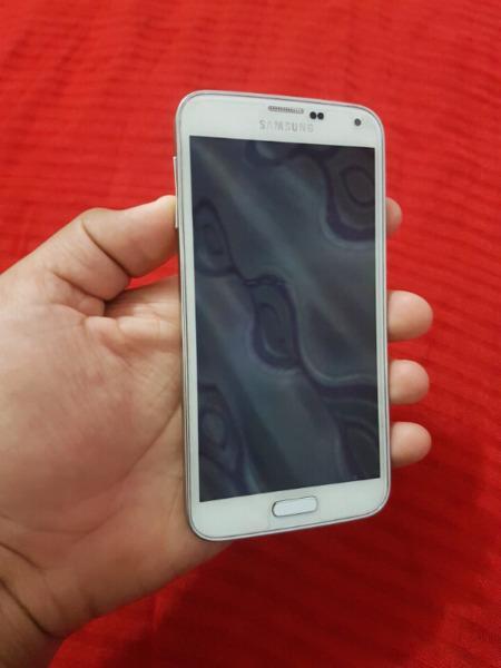 Samsung Galaxy S5 16GB Lte White Excellent condition