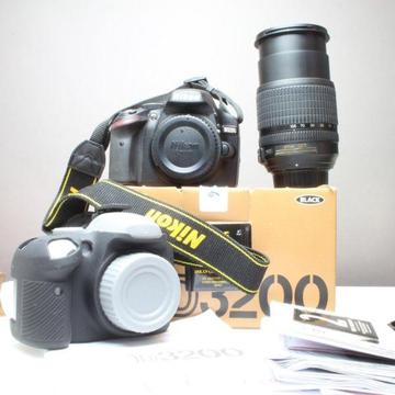 Nikon D3200 - Nikon 18-105mm G ED VR lens Image stabilized - Rubber body glove