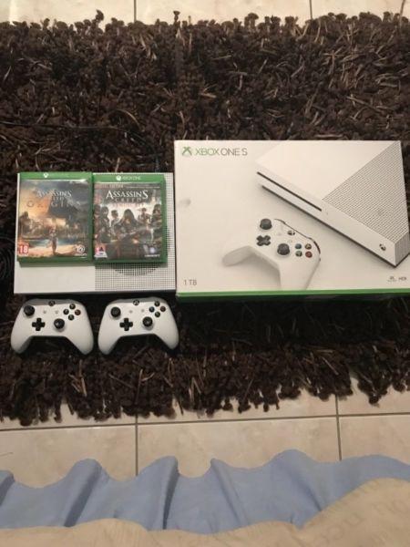 Xbox one S - 1TB + 2 Controllers + 2 Games - R3500