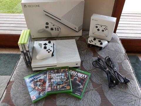 Xbox one with 2 controllers and 6 games