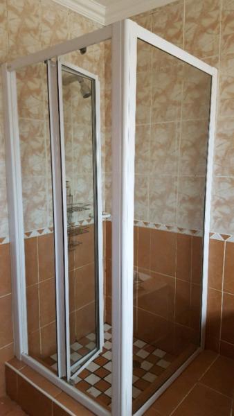 Shower door and glass panel R 1500 neg