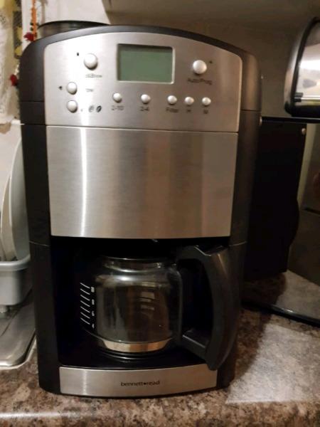 Coffee machine with grinder
