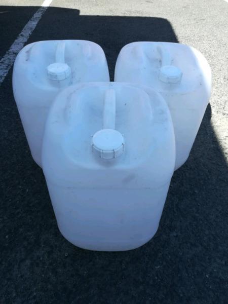 Plastic drums 25 liter for sale R 35