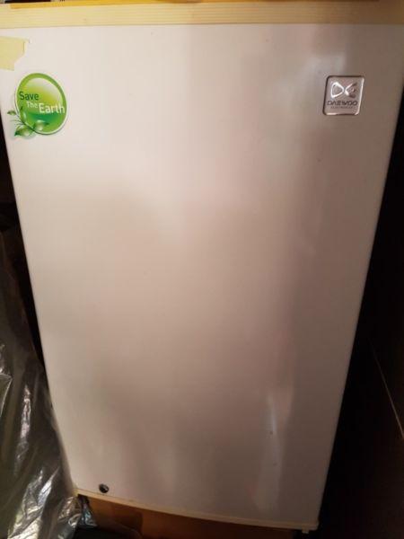 Daewoo 150 liter refrigerator with freezer compartment