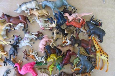 70 VARIOUS HARD PLASTIC / RUBBER ANIMALS - INSECTS OR DINOS - AS PER SCAN