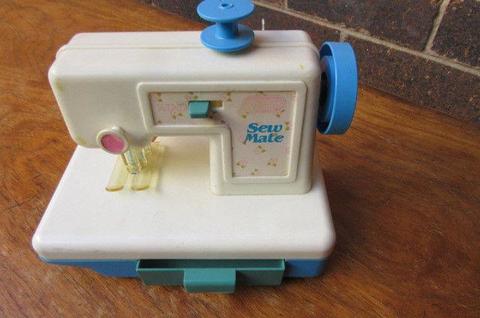 CHILD'S MINI SEWING MACHINE - SEW MATE - LANARD 1981 - PATENT PENDING - AS PER SCAN