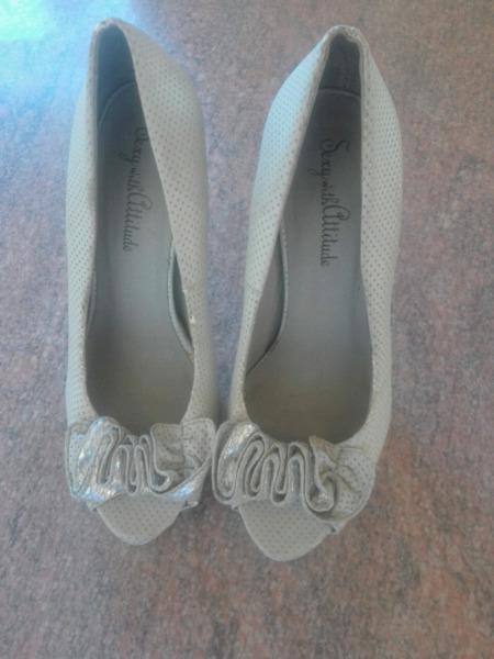 Beige peeptoe size 4