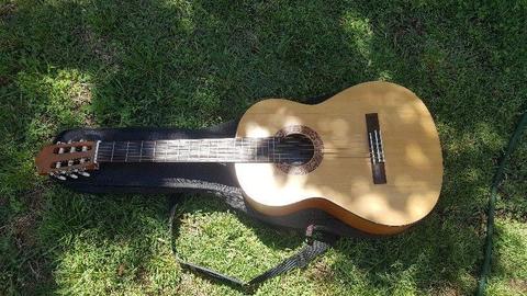 Acoustic Guitar Yamaha C40M ( Case Included)