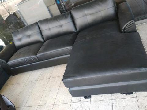 Lounge Suit L-Shaped Leather Couch in a very good condition with a reasonable price