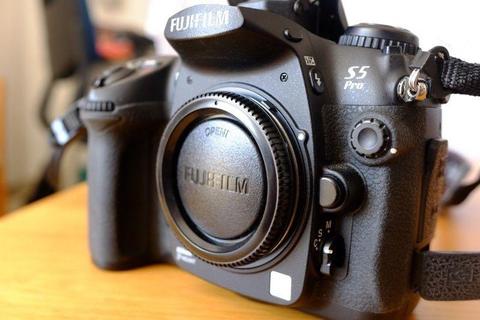 Fujifilm FinePix S5 Pro Digital Camera (based on the Nikon D 200 series)