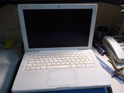 Laptop Apple MacBook. As is