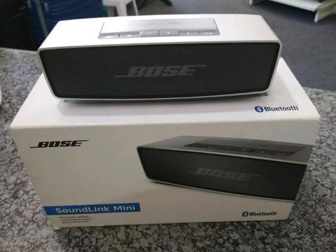 Soundlink Bose Speaker Box fairly used in a very good condition and playing very good