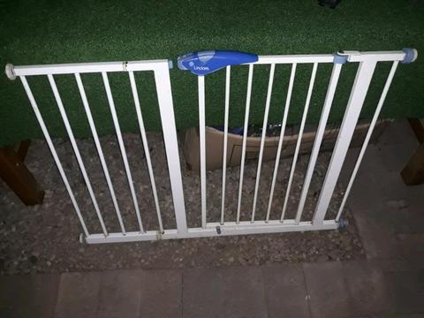 Lindam baby safety gate with extension for 1,1m gap
