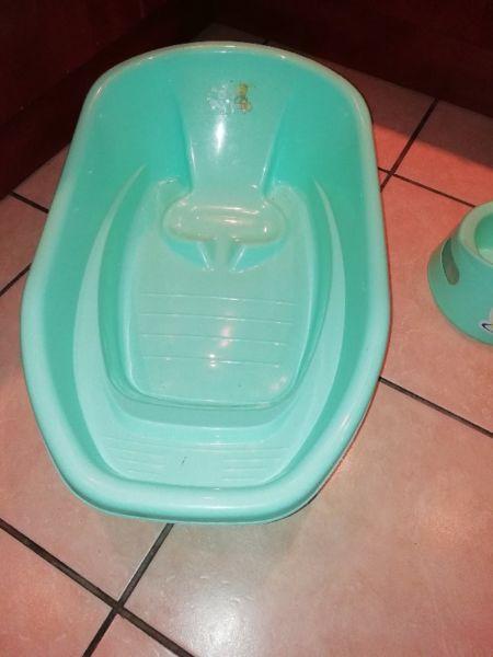 Bath and potty, new condition