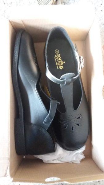 Genius Girl School Shoes - Size 8 (black)