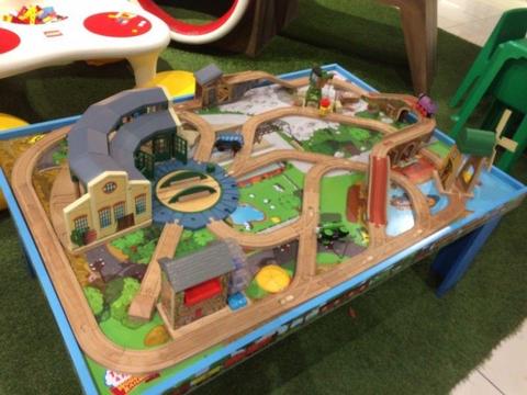 *Exclusive* Thomas & Friends Wooden Railway Island of Sodor Play Table