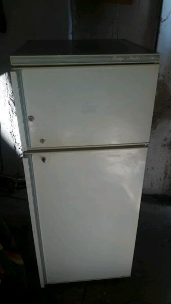 Fridge master Fridge freezer 220l