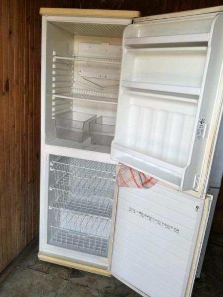 Defy fridge freezer R 1600