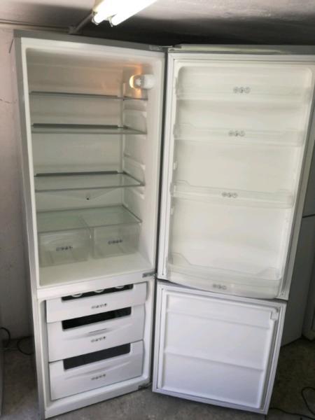 Kic fridge freezer R 2600