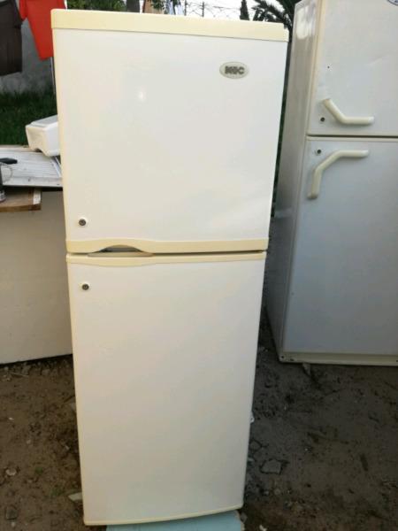 Kic fridge freezer R 1400