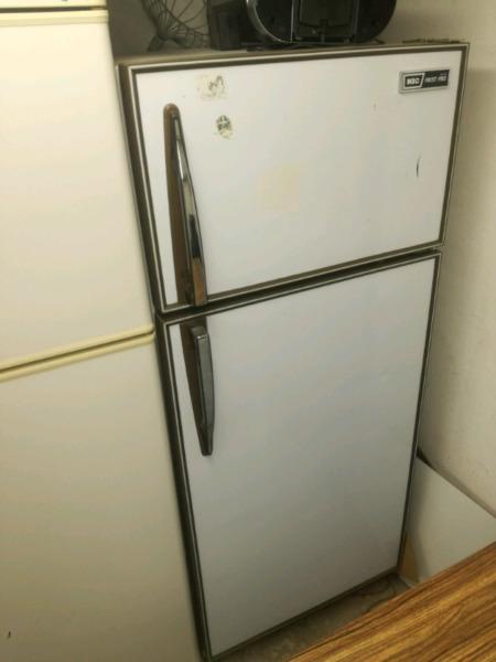 Kic fridge freezer R 1300