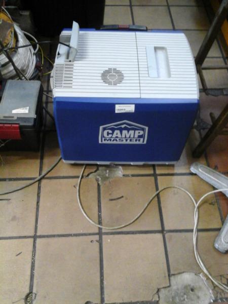 CAMPMASTER AC /DC COOLER &WARMER BOX IN VERY TANTALIZING AND WORKING CONDITION FOR SALE. R1200