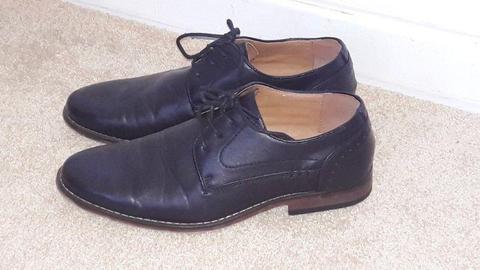 STUDIO-W .....BOYS SHOE IN VERY GOOD CONDITION!!