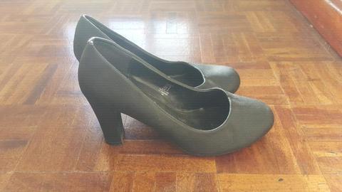 Size 5 black heels