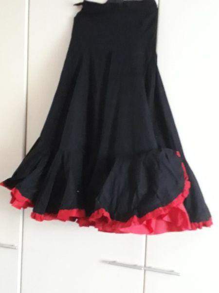 Flamenco skirt in black and red