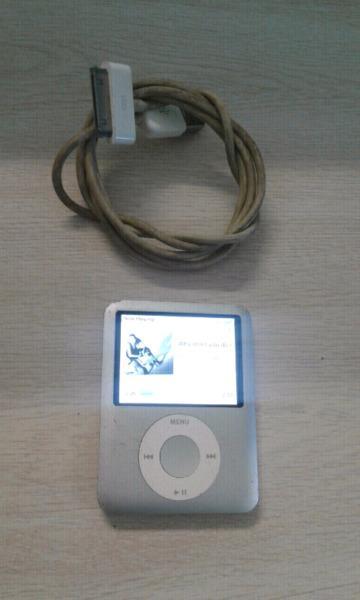 Apple Ipod 4GB with USB Cable no Earphones