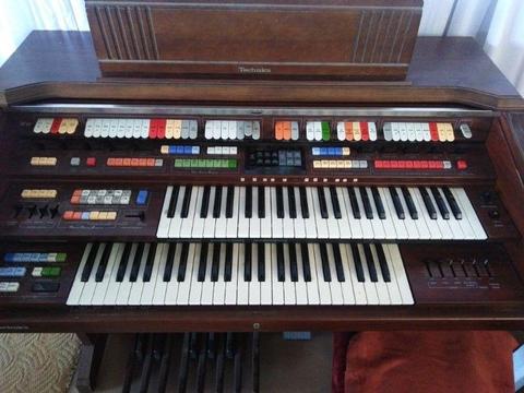 Technic U90 church organ for sale R9000Neg