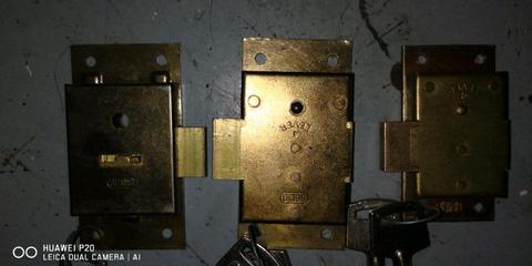 2/4 Lever locks solid