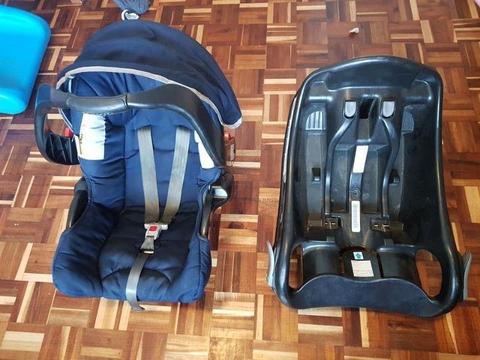 Graco car seat and base for only R600