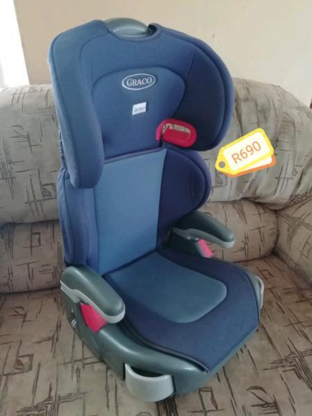 Graco booster seat with adjustable headrest and cupholders 15-36kg