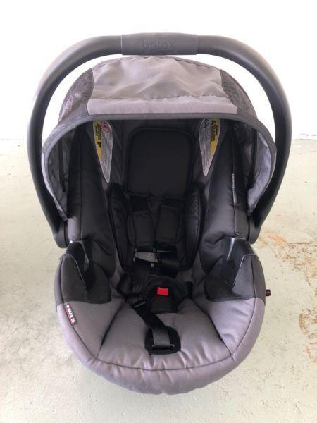 Britax Baby Car seat/carrier with base set quick attachment