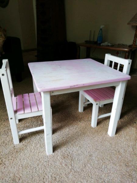 Kids table & chairs